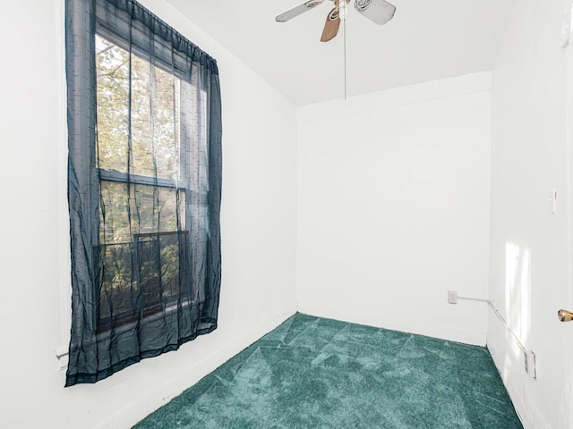 carpeted empty room featuring a ceiling fan