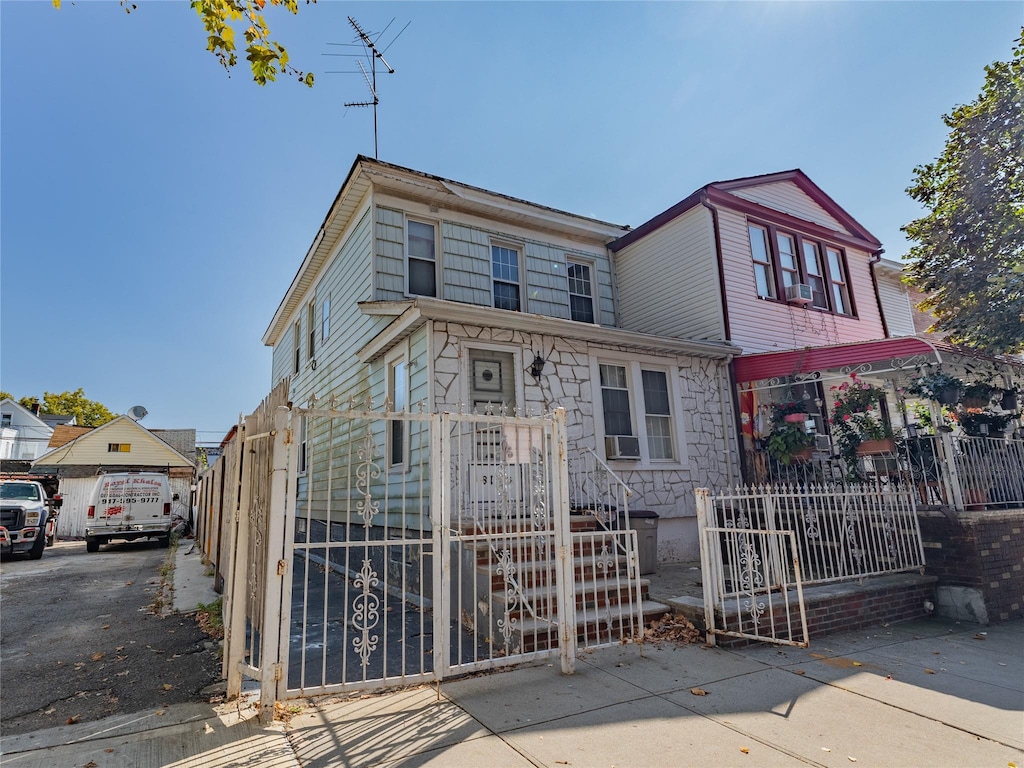 view of front facade featuring a fenced front yard