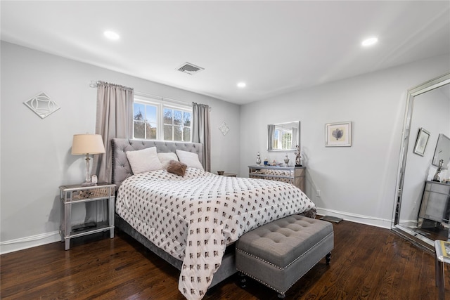 bedroom with wood finished floors, visible vents, recessed lighting, and baseboards