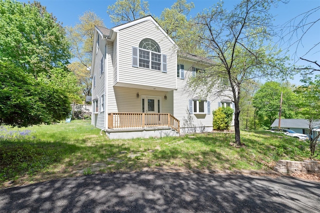 view of front facade with a front yard