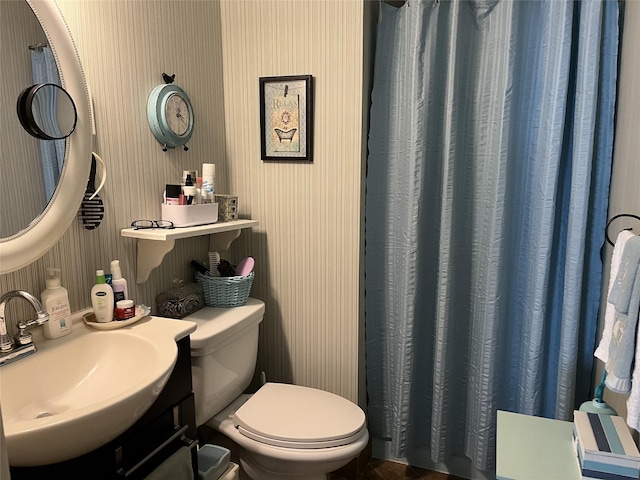 full bath with toilet, wallpapered walls, a shower with shower curtain, and vanity