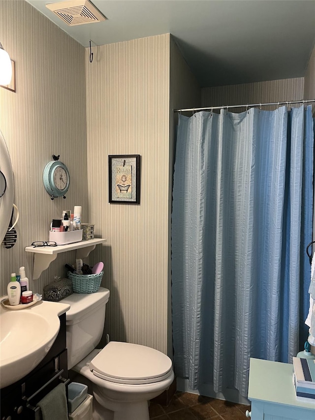 full bathroom featuring vanity, toilet, tile patterned floors, a shower with curtain, and visible vents