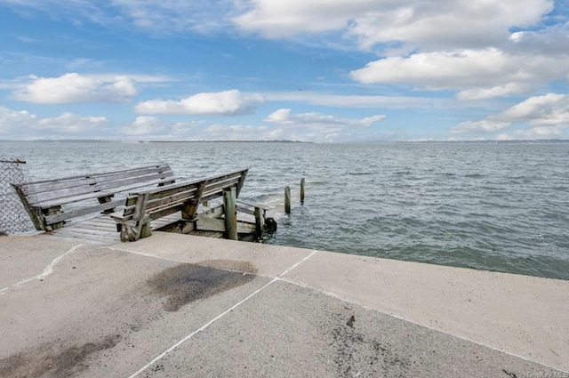 33 Alden Park Unit 33, Bronx, NY 10465 - dock area with a water view