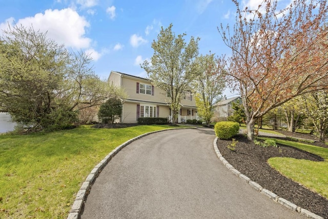 view of front facade featuring a front lawn and driveway