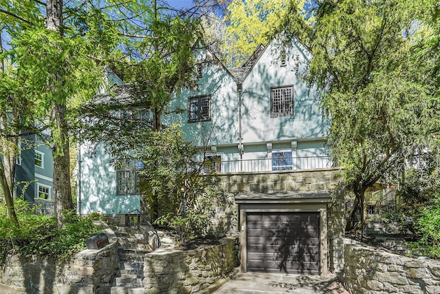 view of front of house featuring a garage and concrete driveway