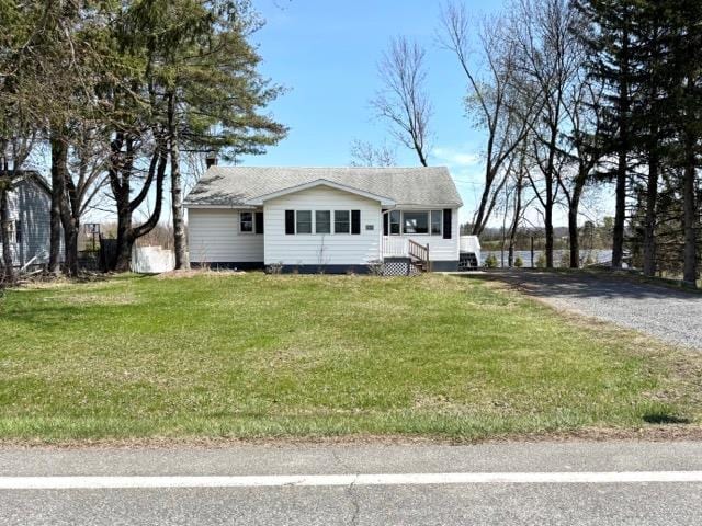 view of front of house featuring driveway and a front yard