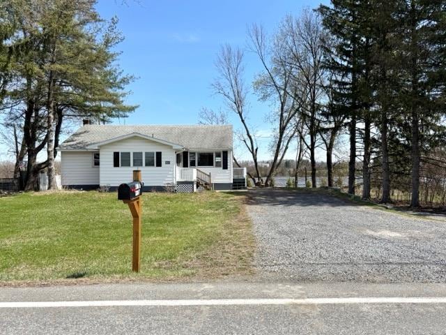 view of front of house with driveway and a front lawn