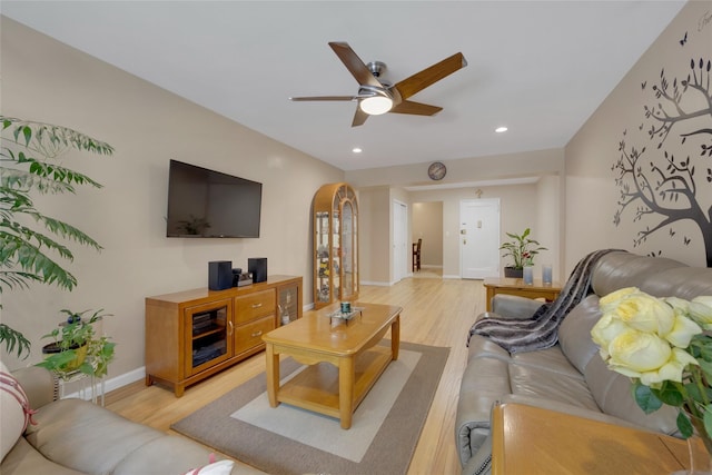 living area with light wood-type flooring, baseboards, ceiling fan, and recessed lighting