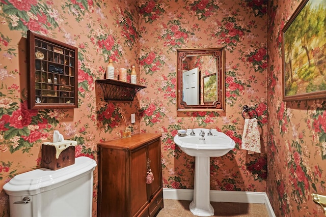 bathroom featuring toilet and baseboards
