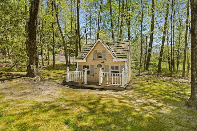 view of outdoor structure with an outbuilding