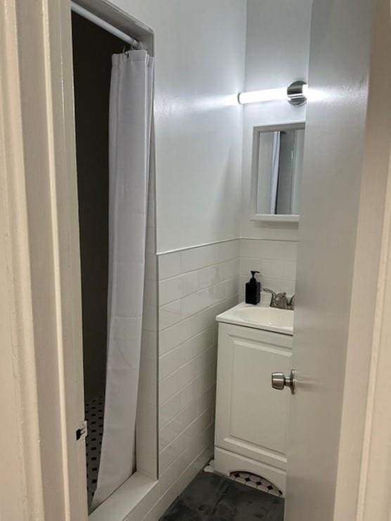 full bath featuring vanity and a shower with shower curtain