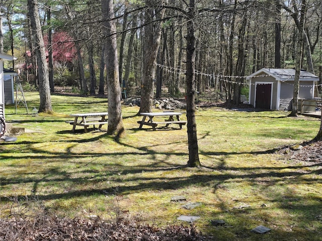 view of yard featuring an outdoor structure and a storage shed