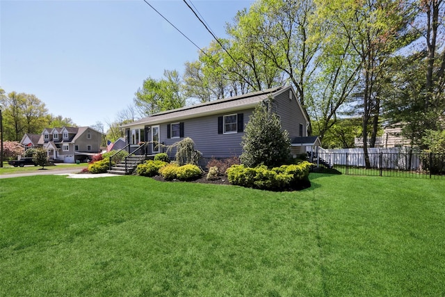 view of front facade featuring a front lawn and fence