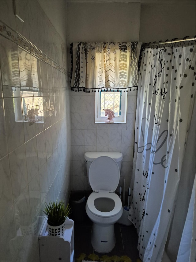 3238 Tenbroeck Ave, Bronx, NY 10469 - bathroom with a shower with curtain, toilet, and tile walls