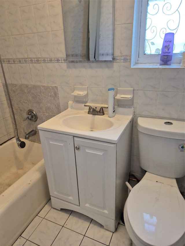 3238 Tenbroeck Ave, Bronx, NY 10469 - full bath featuring backsplash, toilet, tile walls, and vanity