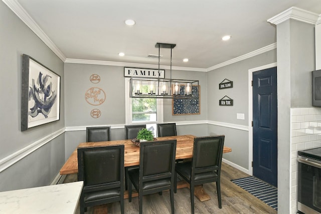 dining area with recessed lighting, baseboards, dark wood-type flooring, visible vents, and ornamental molding