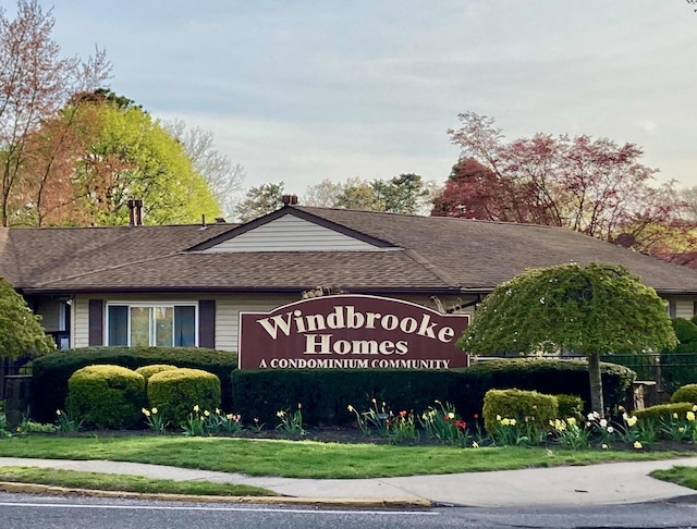 community sign with a lawn