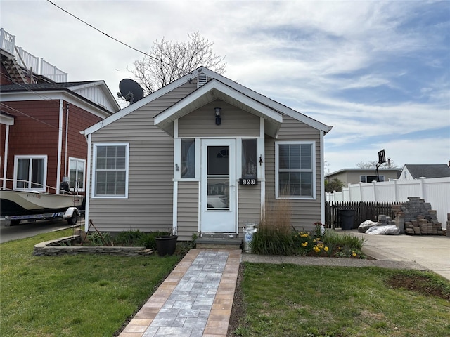 view of front of home featuring fence and a front yard