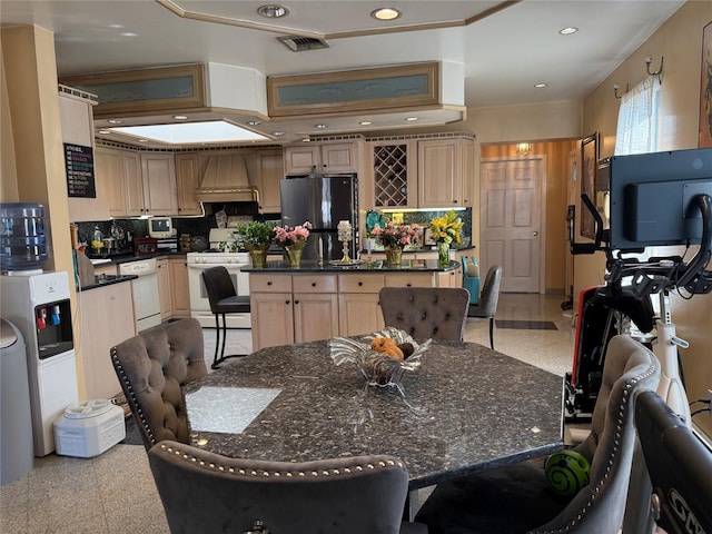 dining room with visible vents and recessed lighting