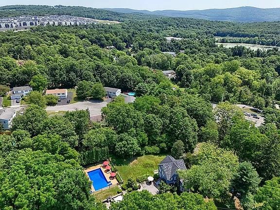 bird's eye view featuring a wooded view