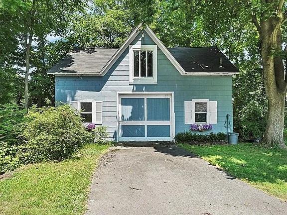 view of front of home with a front yard