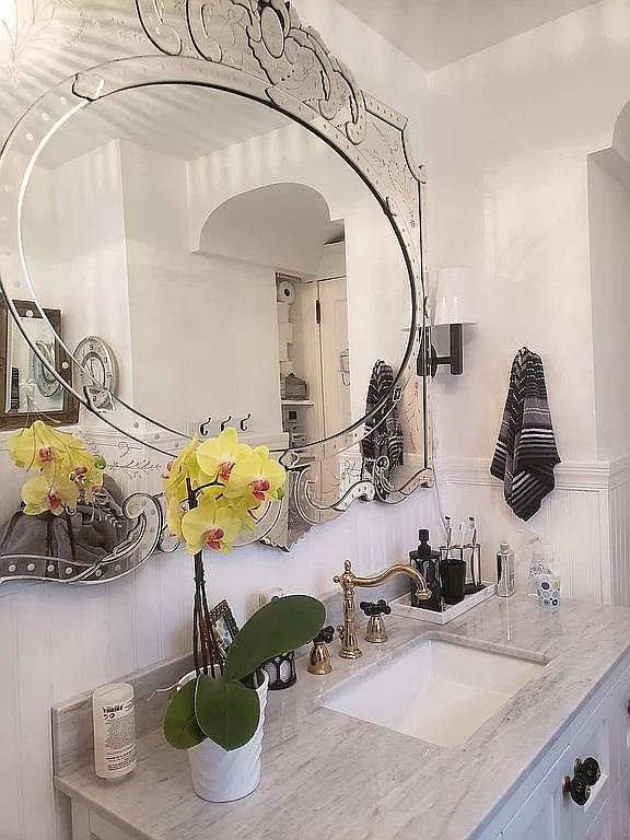 room details featuring vanity