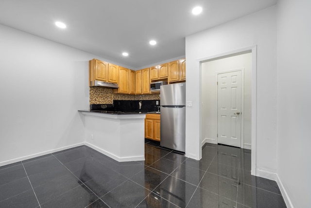 7002 Ridge Blvd Unit E14, Brooklyn, NY 11209 - kitchen with under cabinet range hood, stainless steel appliances, baseboards, and backsplash
