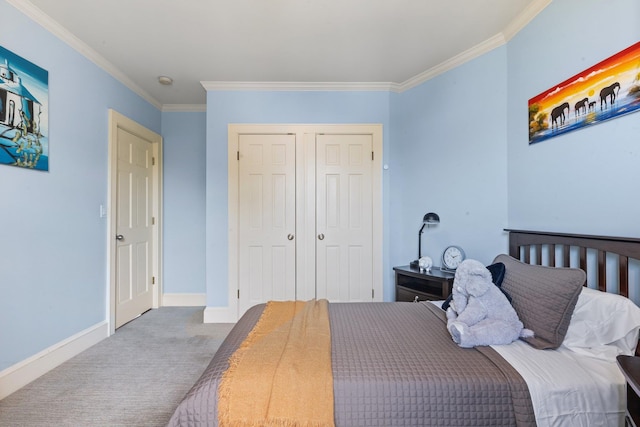 bedroom with crown molding, carpet floors, baseboards, and a closet