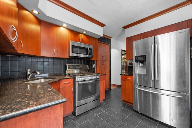 kitchen featuring stainless steel appliances, ornamental molding, a sink, and tasteful backsplash