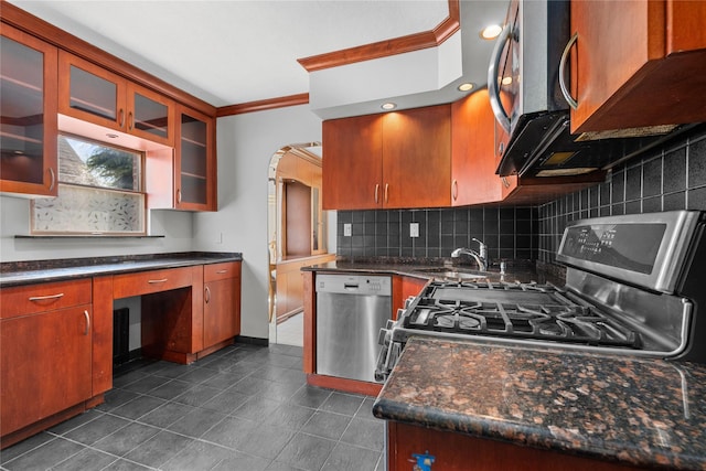 kitchen featuring a sink, tasteful backsplash, ornamental molding, and stainless steel appliances