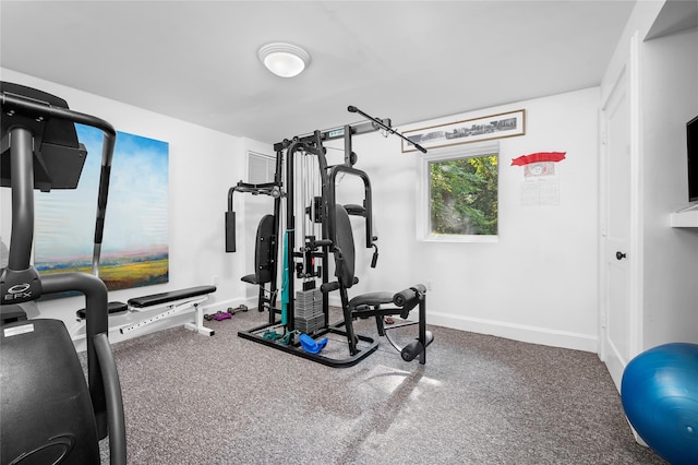 workout room with baseboards