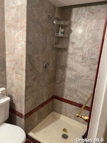25-54 12th St Unit 3D, Long Island City, NY 11102 - bathroom with toilet and tiled shower