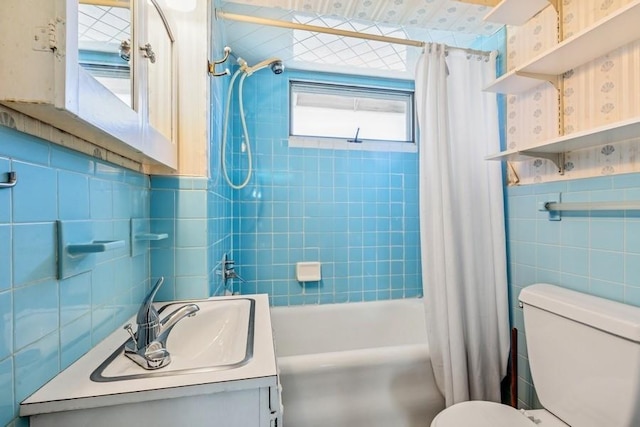 645 Hamilton Ave, Mattituck, NY 11952 - full bath featuring tile walls, shower / bath combo with shower curtain, toilet, and vanity
