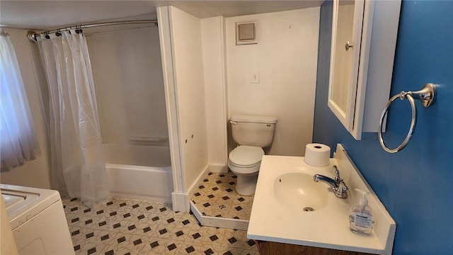 full bath featuring vanity, baseboards, shower / bath combo, and toilet