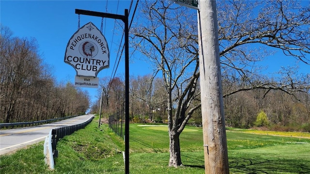 view of property's community featuring a lawn