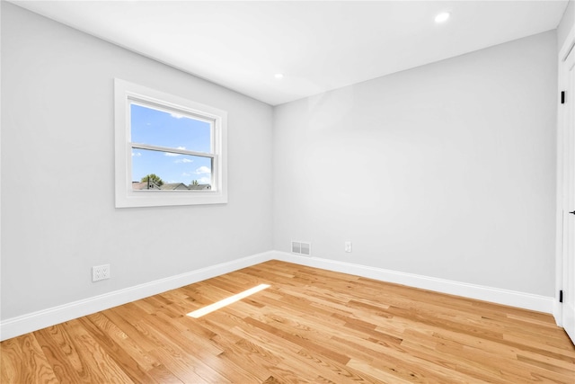 unfurnished room featuring visible vents, light wood-style flooring, baseboards, and recessed lighting