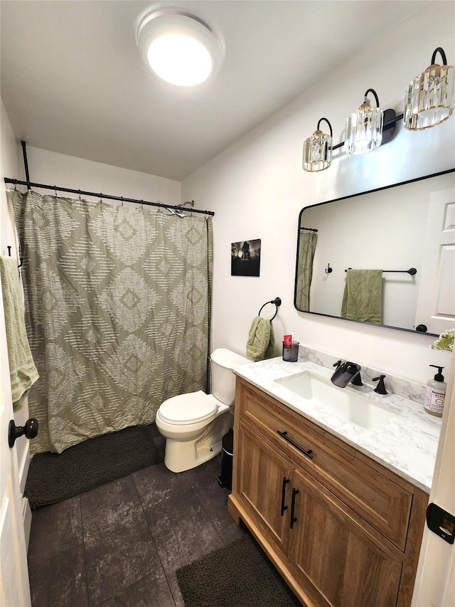 bathroom with toilet, a shower with curtain, and vanity