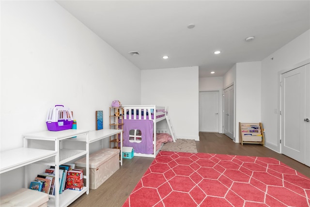 playroom featuring visible vents, recessed lighting, baseboards, and wood finished floors