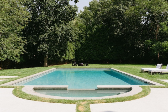 view of swimming pool with a pool with connected hot tub and a yard