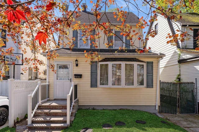 view of front of house with fence and a front yard