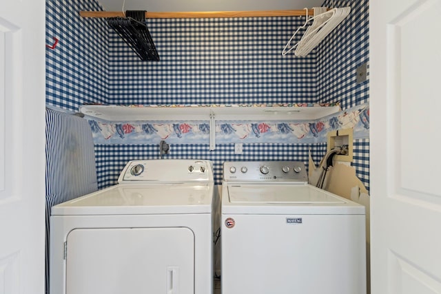 clothes washing area featuring laundry area, wallpapered walls, and independent washer and dryer