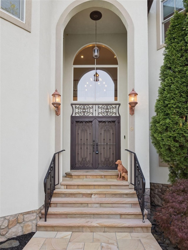 entrance to property with stucco siding