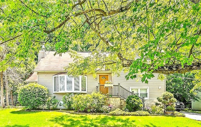 view of front of property featuring a front yard