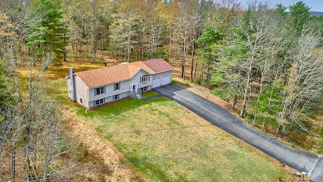bird's eye view featuring a wooded view