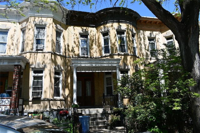 view of front facade featuring brick siding