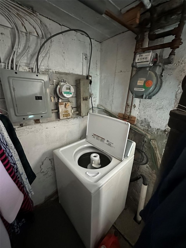 clothes washing area with laundry area, washer / clothes dryer, and electric panel
