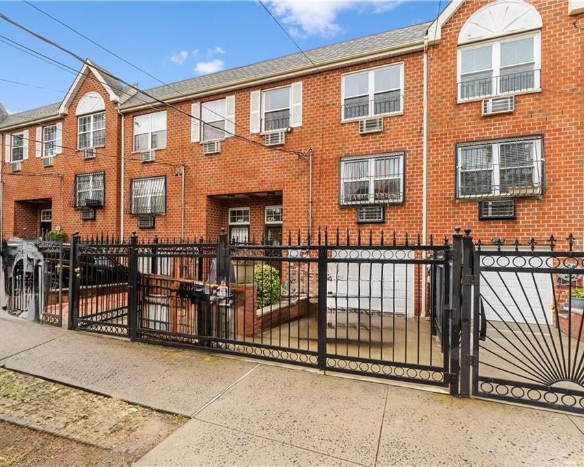 643 Underhill Ave, Bronx, NY 10473 - view of front of home with brick siding and a fenced front yard
