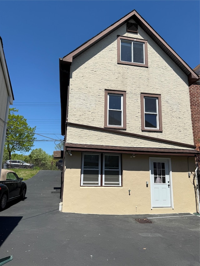 view of front facade with stucco siding
