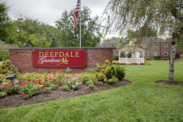 community / neighborhood sign with a yard