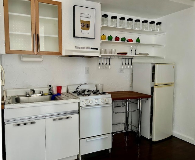 67-14 108th St Unit 6C, Forest Hills, NY 11375 - kitchen with white appliances, glass insert cabinets, light countertops, under cabinet range hood, and a sink